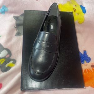DKNY LUG LOAFERS SIZE 7.5